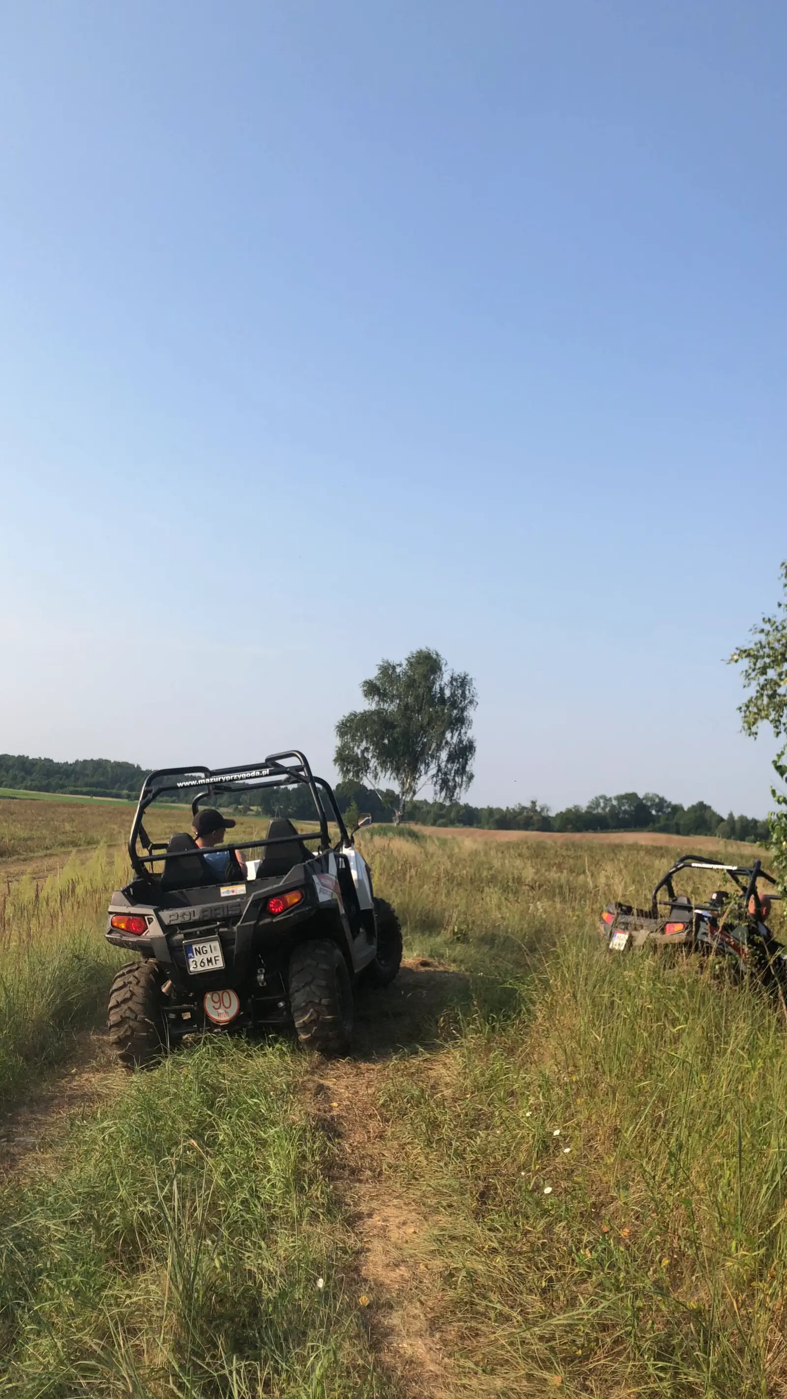 Pojazd UTV na polnej drodze na Mazurach